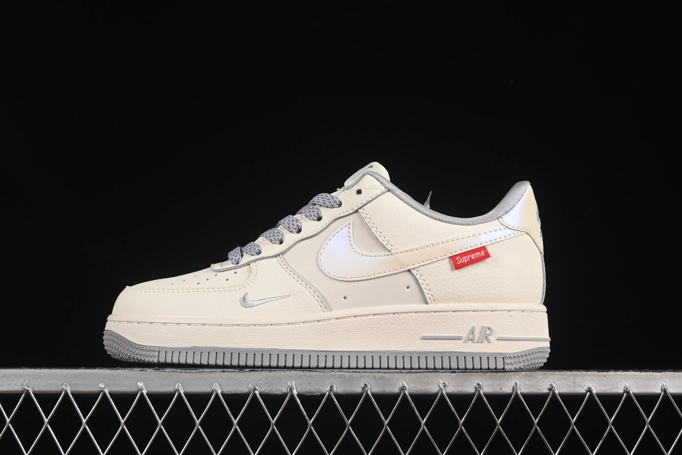 All categories Nk Air Force 1 Air Force series Nk Air Force 1 Low Air Force low top Nike Air Force 1'07 Low Supreme co-branded gray bottom red label Air Force 1 low top casual sneakers XX3168-195